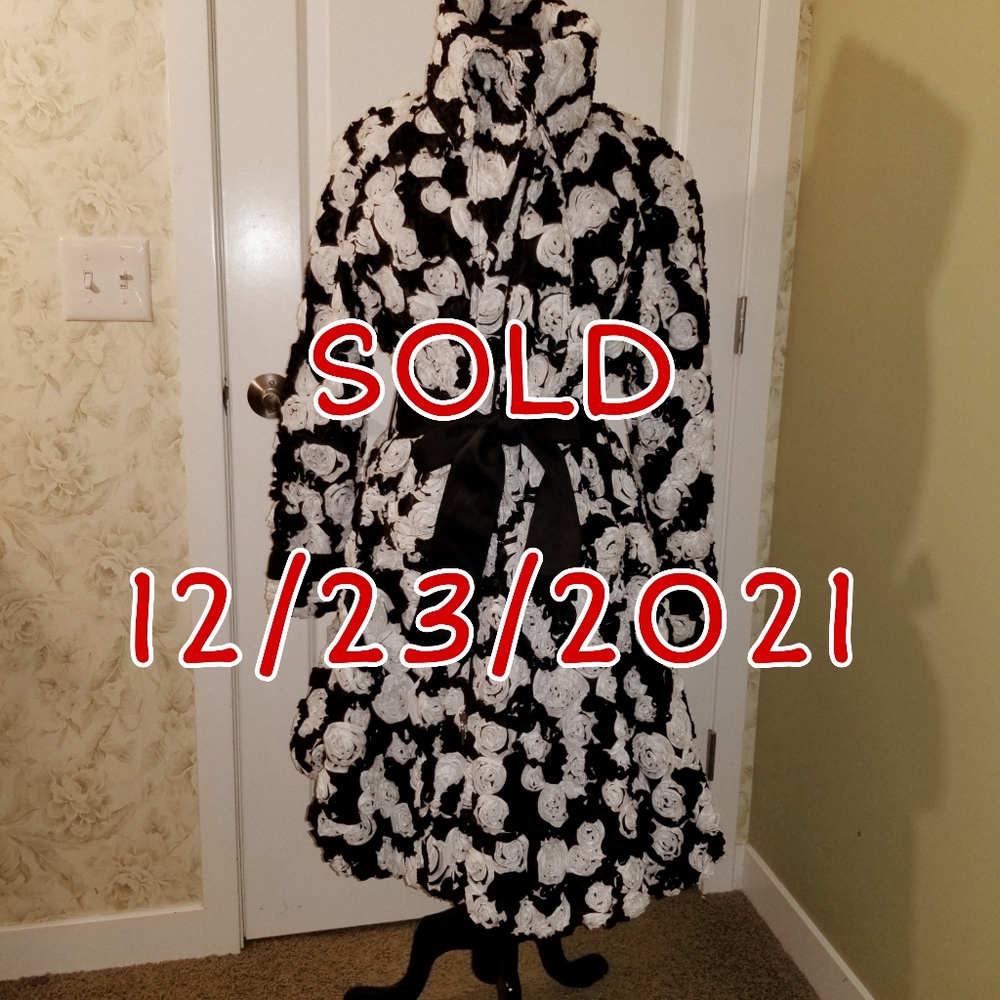 ***SOLD*** SAMUEL DONG RARE FLORAL 3D BLACK WHITE BUBBLE COAT NEW RARE ***SOLD**